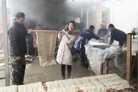 表哥做手工粉条，一天用1500斤红薯粉，土方法制作，炖肉吃真香视频封面