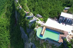 重庆建在悬崖边的民宿，1200元一晚，看看里面啥样？视频封面