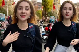 外国宝妈接女儿放学变全场焦点，躲在角落等女儿，被路边摊征服视频封面