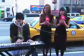 歌手乔装路人街头献唱，灵魂嗓音引围观，小摊大妈：谁在放原唱视频封面