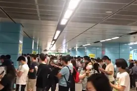 深圳地铁5号线早高峰突发故障临停，乘客的长龙排到了地铁口外视频封面