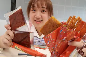 女孩偷偷带辣条上学，在教室里吃满手油，开袋一瞬间全班都闻到了视频封面