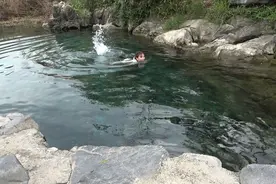 捡金竹笋回来太热了，妹子直接到河边去游泳，真是太凉快，太爽了视频封面