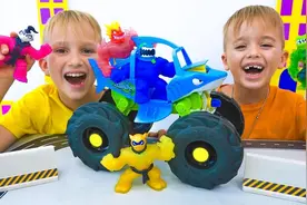 外国小男孩和弟弟一起玩新的玩具英雄，在家玩的很开心