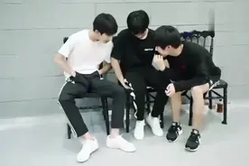 三小只四周年花絮，小凯王源千玺角落说悄悄话，说什么呢这么开心视频封面