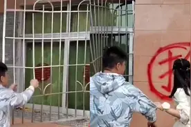 新郎去接亲，到新娘家暴力拆窗破门，看到墙上的大字后网友酸了视频封面