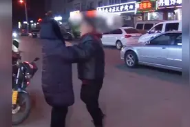 沈阳：闹大了！大爷大妈街头撕扯互骂 轻微交通事故引发激烈争执视频封面
