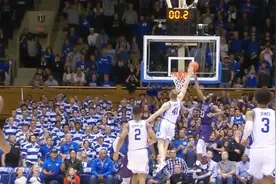 最狂热的球迷 最焦灼的比赛！美国大学篮球联赛高光集锦视频封面