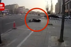 八旬老人路边摔倒 热心男子停车帮忙：咦，这不是俺爹嘛！视频封面
