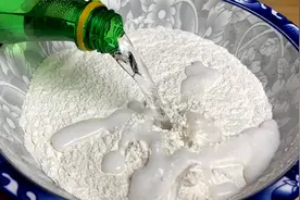 把啤酒倒入面粉中，出锅想不到这么好吃，松软拉丝，真的太厉害了