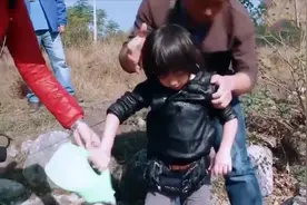 录节目突发情况：Kimi打水掉入水池吓坏工作人员，直言太好玩了视频封面