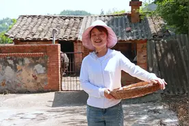 云南人吃花真是花样多，槐花用鸡蛋一起炸，味道真的很香视频封面