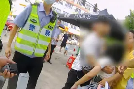 00后情侣旅游景区吵架，女生用砖块砸晕自己视频封面