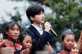 超治愈！蔡徐坤心连心公益，与彝族的同胞合唱《春暖花开》