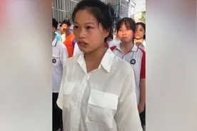 看着都害怕！女生军训被马蜂爬嘴一动不动，网友：钢铁般的意志视频封面