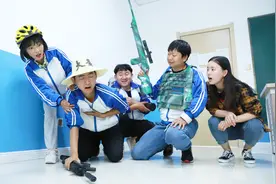学校表演课，学生上演了一出真人版的绝地求生，太精彩了视频封面