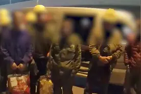 本该坐5人的小货车双十一搞起“拼车” 交警拦住一查下来13人！视频封面