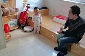 小孔宝在家里放鞭炮，吓了爸爸一激灵，有回音显得声音太大了视频封面