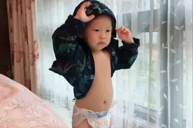 宝宝展示如何自己穿衣服，最后甩手动作配上酷酷表情，简直帅呆了视频封面