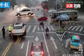 女司机忘拉手刹 交警危急时刻跳上无人驾驶车辆视频封面