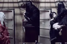 女生玩密室逃脱被NPC吓到爬柜子顶！NPC连哄带公主抱：爱情来了