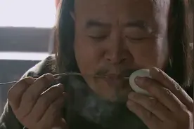 奇奇怪怪的下酒菜，抠门财主吃咸鸭蛋一天舔一口，大姐焊条蘸酱油