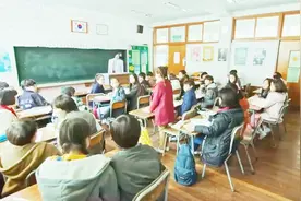 影视：老师上课喊起立，全班只有一人站起来，只因她天生阴阳眼视频封面