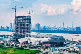 航拍南京长江边新地标，与紫峰大厦隔江相望，背后500米高楼在建视频封面