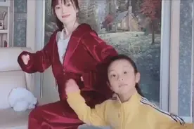 李小璐带甜馨宅家中跳舞 母女二人步调统一默契十足视频封面