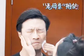 摘掉眼镜的汪峰像变了个人似的，网友差点认不出来！