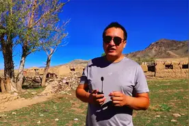 到新疆旅行，牧区的土胚房才值得一看，过去的人都住过这样的房子视频封面