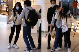 男子商场捧花纠缠前女友求复合，女子吓得躲安保身后惊恐尖叫视频封面