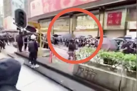 自作孽，不可逭！暴徒街头锯断灯杆，同伙被砸倒地惨叫连连视频封面