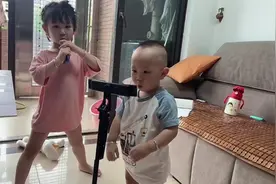 豆包昨天还上吐下泄，今天就生龙活虎，还和姐姐一起唱歌跳舞