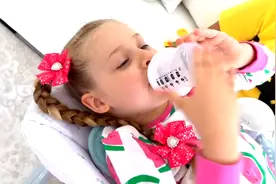 古灵精怪的外国小女孩假装变成小婴儿，躺在婴儿车了撒欢视频封面