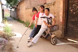 钥匙掉在地上，大妞一家人为捡钥匙各出奇招，太搞笑了视频封面