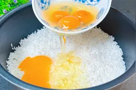 把鸡蛋打入大米中，这做法太牛了，自从学会我家3天一袋大米，香