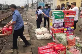 K507次列车滞留郑州 附近群众得知后拎着馒头饮料就去了