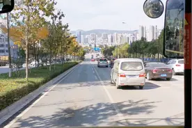 在昆明坐公交游览市容，比较偏远的盘龙区，属于郊区景色视频封面