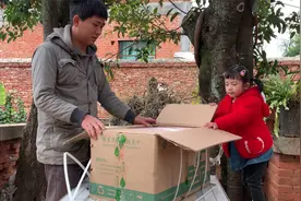 网友寄来一箱东西，父女迫不及待打开，惊喜来得太突然视频封面