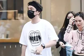 王思聪携四美女逛街 全身造型可抵一套房 千万名表竟被怀疑是假货视频封面