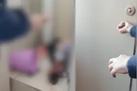 哈尔滨一女生课间厕所产子 同学听到惨叫找来老师 目前母子已送医视频封面