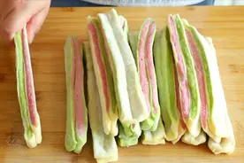 速冻油条：掌握和面配方，一次多做一些生坯冻起来，随吃随炸