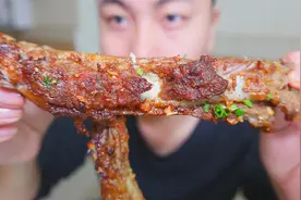 买3斤排骨，先煮再腌制最后再烤，排骨外焦里嫩，大口啃感觉真爽