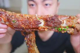 买3斤排骨，先煮再腌制最后再烤，排骨外焦里嫩，大口啃感觉真爽