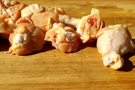 鸡翅根不要在焯水，这样做出来鸡肉软烂鲜美，味道非常好