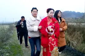 城里漂亮姑娘远嫁到农村 徒步10里泥巴路去小伙家 羡慕死单身狗视频封面