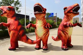 呆萌呆萌的充气小恐龙~~ 会走路、还会说话，小朋友绝对都喜欢！