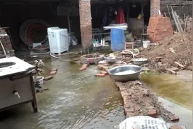 莫非地下有暗河，村民家井里冒水月余越流越大，这是什么原因？视频封面