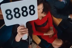 财大气粗的土豪，拍卖会上随便举牌，震惊在场众人的有钱人！视频封面